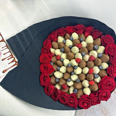 Букет Бархатный Восторг в Мир клубники в шоколаде по цене 17500 ₽