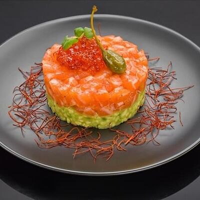 Тартар из лосося в горчично-медовом соусе в Bluefin по цене 2540 ₽
