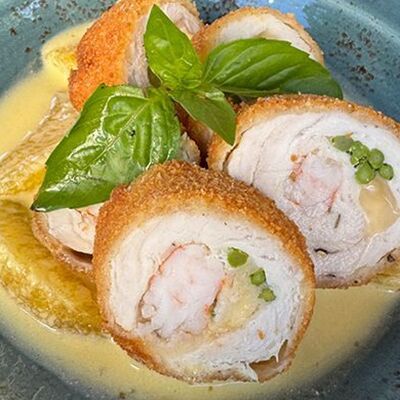 Рулетики куриные с креветкой, спаржей и мандариновым соусом в Ingrani по цене 750 ₽