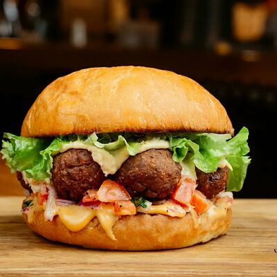 Бургер дочь мясника в #FARШ по цене 390