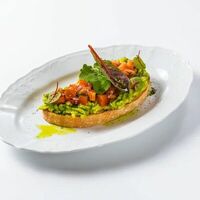 Тост с маслянистым авокадо и томатной сальсойв Dodici Seafood