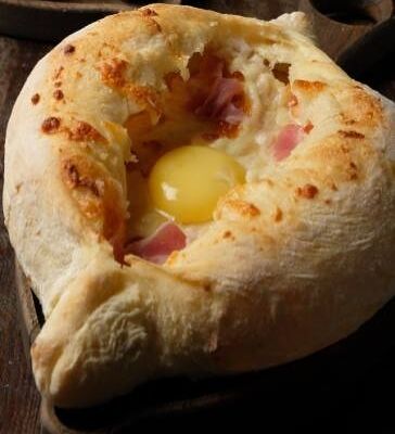 Хачапури по-аджарски с беконом в Гамарджоба по цене 685 ₽