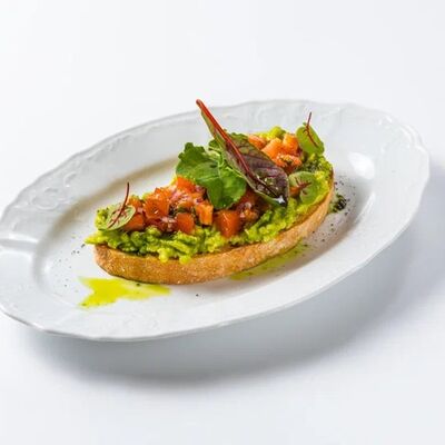 Тост с маслянистым авокадо и томатной сальсойв Dodici Seafood по цене 490 ₽