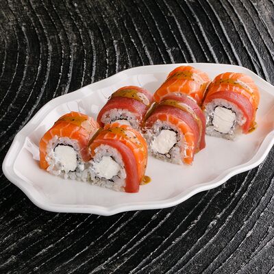 Сливочный ролл с трюфельным соусом в Ginza по цене 2290 ₽