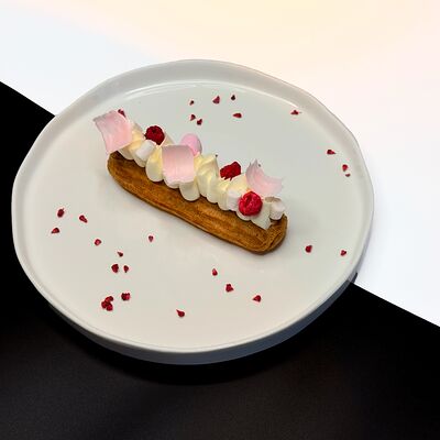 Эклер с конфи из смородины в Libido по цене 610 ₽