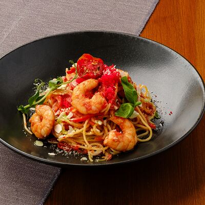 Спагетти с тигровыми креветками и овощами в Casa Mia по цене 695 ₽