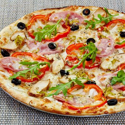 Пицца с языком, курицей гриль и сыром дорблю в Pizza-house по цене 720 ₽