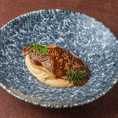 Говяжий язык с пюре из корня сельдерея в Гастробар Дружба по цене 950 ₽