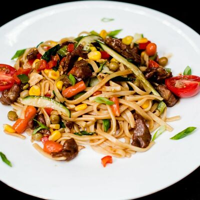 Вок с говядиной с пшеничной лапшой в АСА-Суши по цене 360 ₽