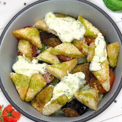Салат с хрустящими баклажанами и гренками в Пицца паста по цене 492 ₽