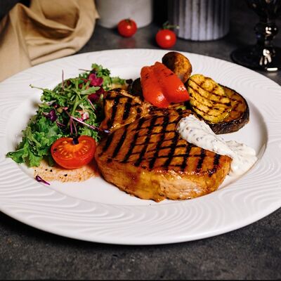 Свиная корейка с овощами на углях в Шашлычный Мир по цене 690 ₽