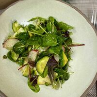 Большой зеленый салат в Кафе Май