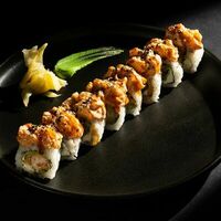 Ролл с опаленным тунцом и креветкойв Cocos Lounge