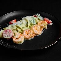 Паста с креветками и шпинатом в соусе песто в Level kitchenbar