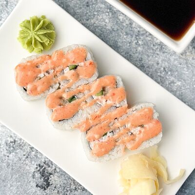 Ролл с угрем, снежным крабом и соусом Спайси в Food market skolkovo по цене 540 ₽