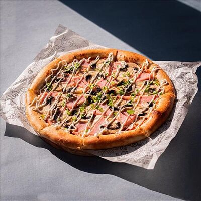 Пицца с ветчиной и грибами в Feromon по цене 620 ₽