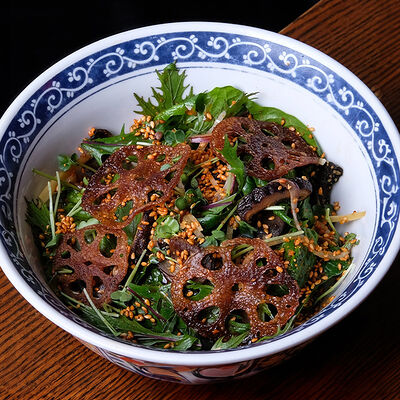 Салат с грибами, васаби и чипсами из лотоса в Ezo Izakaya по цене 650 ₽
