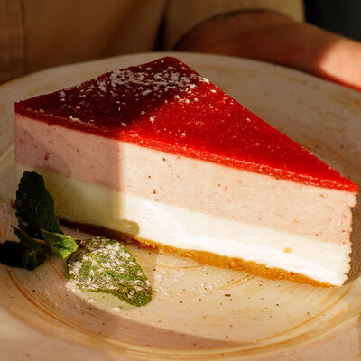 Чизкейк с клубникой в Элементарно! по цене 260 ₽