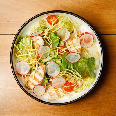 Салат с куриной грудкой су-вид в Папины бургеры по цене 459 ₽