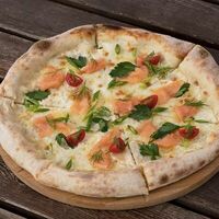 Неаполитанская пицца с лососем в MADE LOVE PIZZA