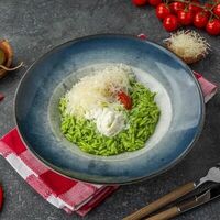 Ризони со шпинатным соусом и страчателлой в Delmario