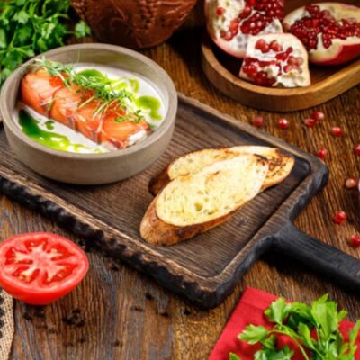 Слабосоленый лосось с надуги и мацони в Гуру по цене 1110 ₽