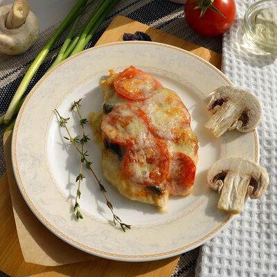 Куриные отбивные с грибами и помидорами и булгур с овощами в Кафе Акчарлак по цене 298 ₽