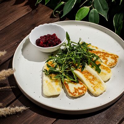 Жареный Халуми с брусничным соусом в Грин по цене 490 ₽