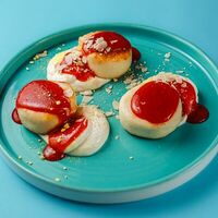 Фирменные сырники с йогуртовым крем-чизом и безе-пудрой в Coffee Cake