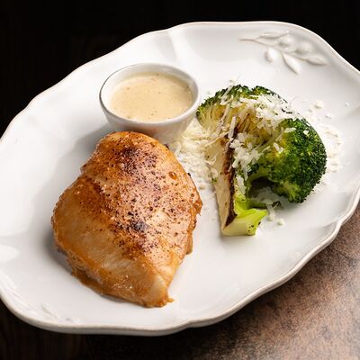 Куриная грудка с брокколи и сливочно-ореховым соусомв CAFE 15/86 по цене 1050 ₽