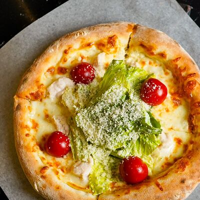 Пиццетта Цезарь с курицей в Nest по цене 620 ₽