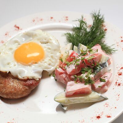 Стейк из свинины со свежими овощамив Черная Кошка по цене 669 ₽