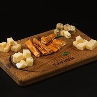Сырное плато в Harats Pub