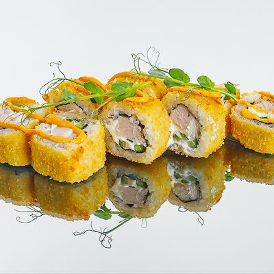 Теплый ролл с курицей и огурцом в Rolls Bar по цене 402 ₽