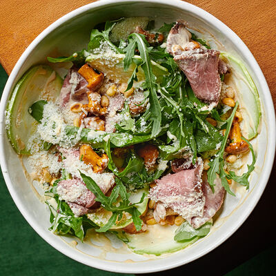 Салат с ростбифом и маринованными вешенками с кедровым орехом и разными листьямив Булгаков по цене 690 ₽