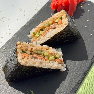 Онигири с лососем терияки в Панда Бистро по цене 340 ₽