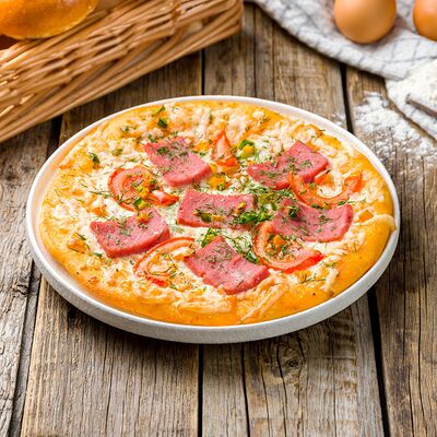 Пицца с ветчиной и колбасой в Пекарня Маковка по цене 130 ₽