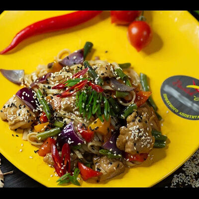 Лапша Удон с курицей в Восток запад по цене 490 ₽