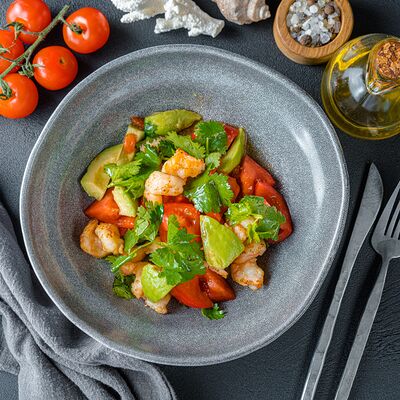 Авокадо, креветки, помидоры и кинза в PizzAmore по цене 1190 ₽