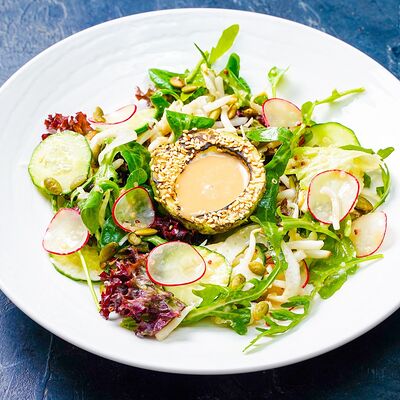 Зеленый салат с авокадо и лососем в EVOO по цене 1024 ₽