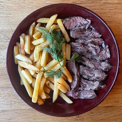 Альтернативный ростбиф с картофелем фри в Sofa&par по цене 560 ₽