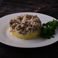 Бефстроганов с пюре в Оливье