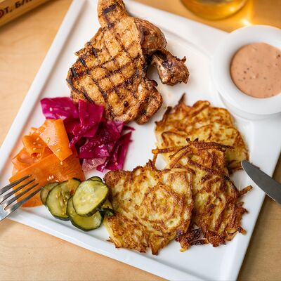 Сочное филе куриного окорока с драниками и пряным соусом в Вот,блин!Кафе по цене 730 ₽