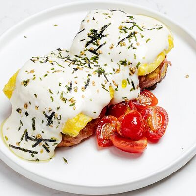 Взбитые яйца с бифштексом из говядины и копчёным муссом в Hello Wine по цене 650 ₽