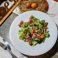Салат с копченой куриной грудкой и грибамив Корчма