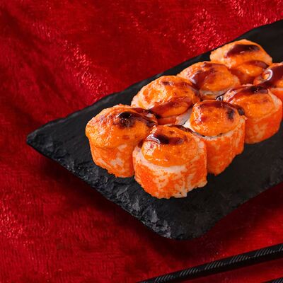 Запеченный ролл с лососем и снежным крабом в Рыбин Гуд Sushi Premium по цене 788 ₽
