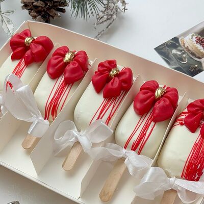 Чизкейки-эскимо с бантами с новым годом в Кондитерская КонфеткаПитер по цене 1687 ₽