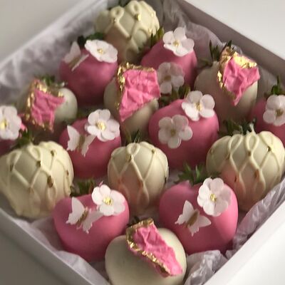 Клубника в шоколаде набор Розовый луг в Fujibox по цене 4100 ₽