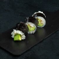 Хэнд ролл с авокадо в Sushi Yoshitake Omakase