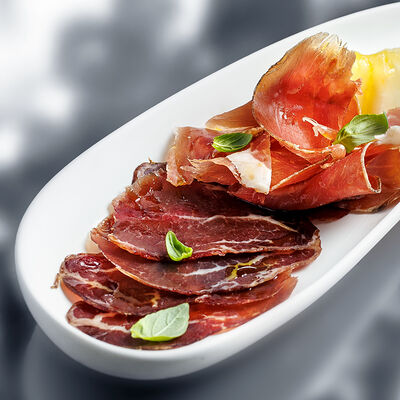 Тарелка локальных сыровяленых специалитетов с узбекской дыней в Sadko по цене 1358 ₽